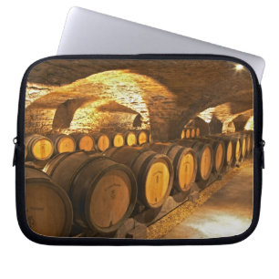 Funda Para Portátil barriles de roble en el sótano en Domaine Comte