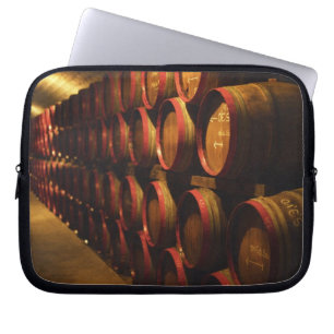 Funda Para Portátil Barriles de vino Tokaj apilados en Disznoko
