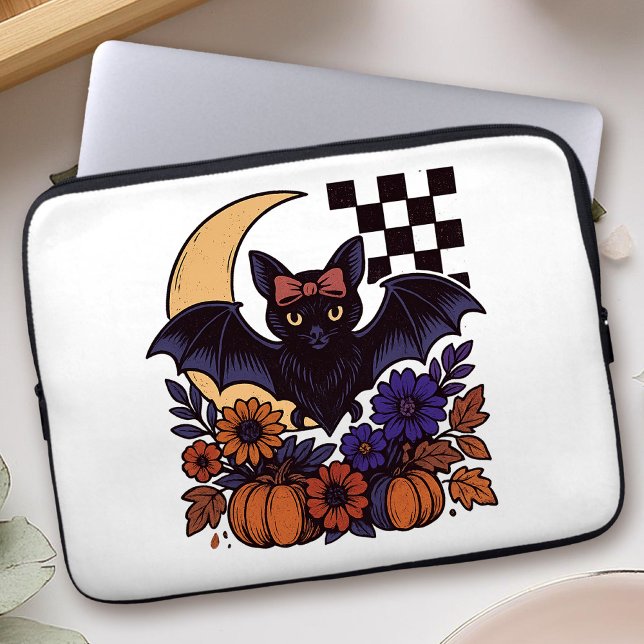 Funda Para Portátil Batalla de Halloween Retro Con Estética Gótica De  (This retro Halloween bat design captures spooky charm with a gothic twist.)
