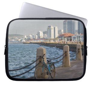 Funda Para Portátil Bicicleta en el paseo marítimo con la silueta de l