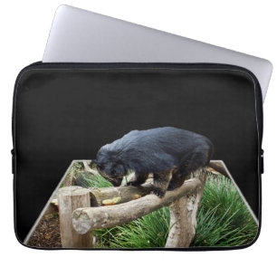 Funda Para Portátil Binturong Parado En Un Tren De Madera,