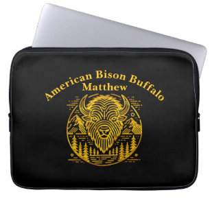 Funda Para Portátil Bison de oro en medio de montañas y árboles