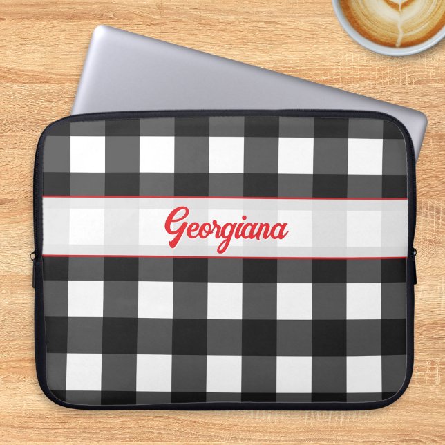 Funda Para Portátil Black and White Buffalo Plaid Personalized (A black and white buffalo check laptop cover, with personalized name in red script typography)