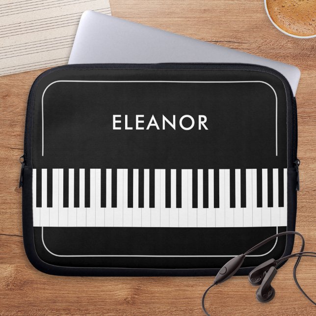 Funda Para Portátil Black and White Piano Keys Musician's Personalized (A stylish laptop sleeve with black and white piano keys design and personalized name)