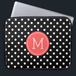 Funda Para Portátil Blanco Sobre el Polo Negro Acentos de Coral-Rojo<br><div class="desc">Patrón elegante de polka-punto blanco sobre color de fondo negro personalizable. Acento de círculos de color rojo-coral con personalizable y monograma opcional.</div>