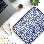 Funda Para Portátil Blueberries Imprimir patrón de frutas<br><div class="desc">Un patrón de arándanos azules profundos de diferentes tamaños. ¡Este patrón es perfecto para los gourmets que aman las bayas dulces y tartas de verano! Esta huella de arándano azul es dibujada a mano y combina texturas digitales y acuarelas para crear un aspecto de arándano jugoso. Como letra pequeña, los...</div>