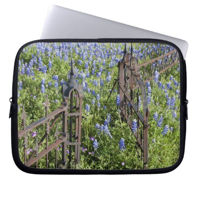 Funda Para Portátil Bluebonnets y la puerta del cementerio circundante (Frente)