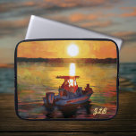 Funda Para Portátil Boating to the Sunset Neoprene Laptop Sleeve<br><div class="desc">Esta manga personalizada para ordenador portátil muestra la imagen de un barco que se dirige a la puesta de sol en la isla Hilton Head. Agregue sus iniciales o un nombre corto. O, si no desea ningún texto, simplemente elimine el texto del marcador de posición. Esta manga está hecha de...</div>