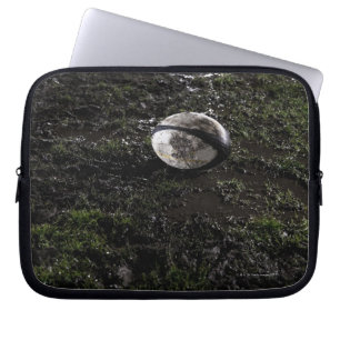 Funda Para Portátil Bola de rugby fangosa sentada sobre una hierba mas
