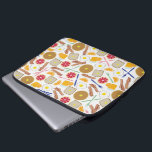 Funda Para Portátil Bolso de la electrónica de las comidas de desayuno<br><div class="desc">Un bolso de la electrónica que ofrece un modelo temático de la comida de desayuno.  El diseño consiste en las galletas,  la tostada,  el pomelo,  el naranja,  el zumo de naranja,  bifurcaciones,  los cuchillos,  el tocino,  y los huevos.</div>