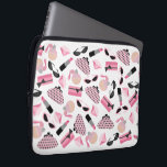 Funda Para Portátil Bolso de la electrónica del lápiz labial de las<br><div class="desc">Un bolso de la electrónica que ofrece un diseño que consiste en las gafas de sol retras rosadas y negras del ojo de gato, cambio rosado frunce con los lunares grises, embrague rosado frunce con el arco negro, los lápices labiales rosados, las piedras preciosas rosadas, y la botella de perfume...</div>