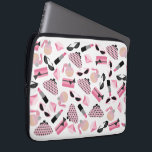 Funda Para Portátil Bolso de la electrónica del lápiz labial de las<br><div class="desc">Un bolso de la electrónica que ofrece un diseño que consiste en las gafas de sol retras rosadas y negras del ojo de gato, cambio rosado frunce con los lunares grises, embrague rosado frunce con el arco negro, los lápices labiales rosados, las piedras preciosas rosadas, y la botella de perfume...</div>