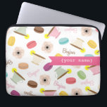 Funda Para Portátil Bolso personalizado temático de la electrónica de<br><div class="desc">Un bolso de la electrónica que ofrece los ilustraciones de las flores francesas rosadas de la anémona,  de las tazas de té,  de los macarons franceses,  y del "bonjour!" Personalice con su nombre en frente.</div>