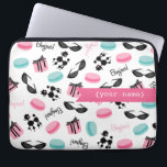 Funda Para Portátil Bolso personalizado temático francés de la<br><div class="desc">Un bolso de la electrónica que ofrece los ilustraciones de caniches negros,  de gafas de sol retras del ojo de gato,  de cajas de regalo,  de macarons franceses,  y del "bonjour!" Personalice con su nombre en frente.</div>