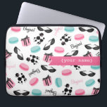 Funda Para Portátil Bolso personalizado temático francés de la<br><div class="desc">Un bolso de la electrónica que ofrece los ilustraciones de caniches negros,  de gafas de sol retras del ojo de gato,  de cajas de regalo,  de macarons franceses,  y del "bonjour!" Personalice con su nombre en frente.</div>