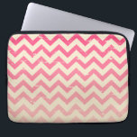 Funda Para Portátil Bolso rosado agrietado de la electrónica del<br><div class="desc">Un bolso de la electrónica que ofrece un diseño rosado agrietado del zigzag del ombre.</div>