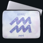 Funda Para Portátil Bonito Aquarius Astrología Rótulo Púrpura Personal<br><div class="desc">Esta manga portátil de bonito,  morada y lavanda Aquarius,  presenta su signo astrológico del Zodiac en un brillo hermoso como las constelaciones. Personalizar este lindo regalo con tu nombre en bello guión cursivo para alguien con un cumpleaños de finales de enero o principios de febrero.</div>