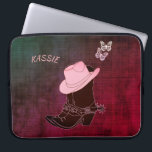 Funda Para Portátil Boots de niña Gorra mariposa borgoña personalizada<br><div class="desc">Un par de botas de vaquera con espuelas con un gorra y un par de mariposas. El fondo es una textura de denim en un color rojo de vino. Personalice editando o eliminando el texto del cuadro de texto antes de desprotección. El color y el estilo del texto se pueden...</div>