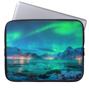 Funda Para Portátil Borealis de Aurora sobre la costa del mar, montaña