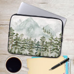 Funda Para Portátil Bosque de pinos y montañas<br><div class="desc">Proteja su portátil con estilo con nuestro filtro para portátiles acuarela Pine Forest and Mountains Watercolor. Este diseño combina la belleza de la naturaleza con la practicidad de una manga protectora. Tanto si es un amante de la naturaleza como si simplemente aprecia las impresionantes obras de arte, esta funda portátil...</div>