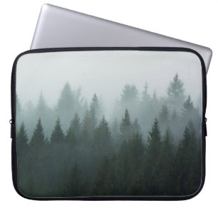 Funda Para Portátil Bosque en la mañana niebla en la montaña. Pícea