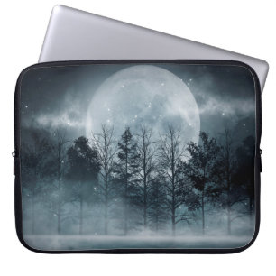 Funda Para Portátil Bosque oscuro. Escena oscura y sombría con árboles