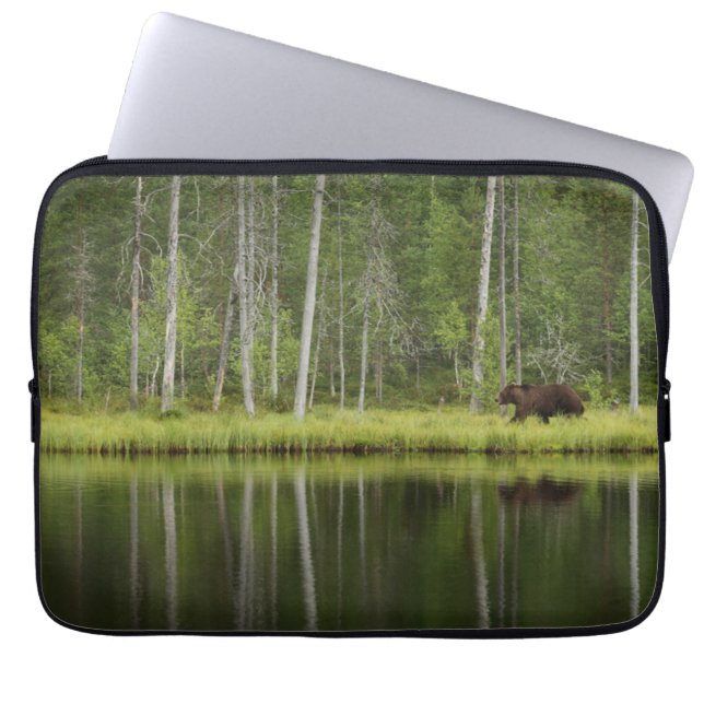 Funda Para Portátil Bosques | Oso en la Selva Taiga Norte de Finlandia (Frente)