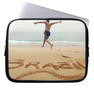 Funda Para Portátil BRASIL. Hombre con el pecho desnudo con un traje d
