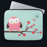 Funda Para Portátil Búho de la primavera<br><div class="desc">El ilustracion lindo de un búho se encaramó en un cerezo.</div>