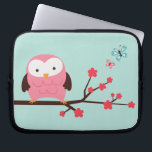 Funda Para Portátil Búho de la primavera<br><div class="desc">El ilustracion lindo de un búho se encaramó en un cerezo.</div>