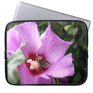 Funda Para Portátil Bumblebee en la flor de Hibiscus