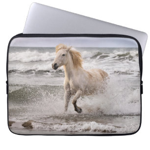 Funda Para Portátil Caballo Camargue saliendo del oleaje