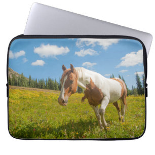 Funda Para Portátil Caballo curioso en un prado alpino en verano