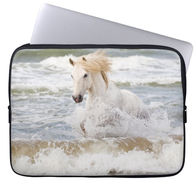 Funda Para Portátil Caballo de la Camarga en el Surf (Frente)
