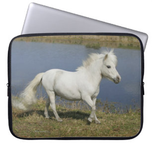 Funda Para Portátil Caballo miniatura que corre cerca del agua