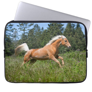 Funda Para Portátil Caballo Palomino corriendo a través de una pradera