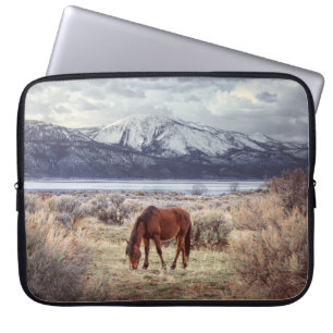 Funda Para Portátil Caballo salvaje: El paisaje invernal de Nevada.