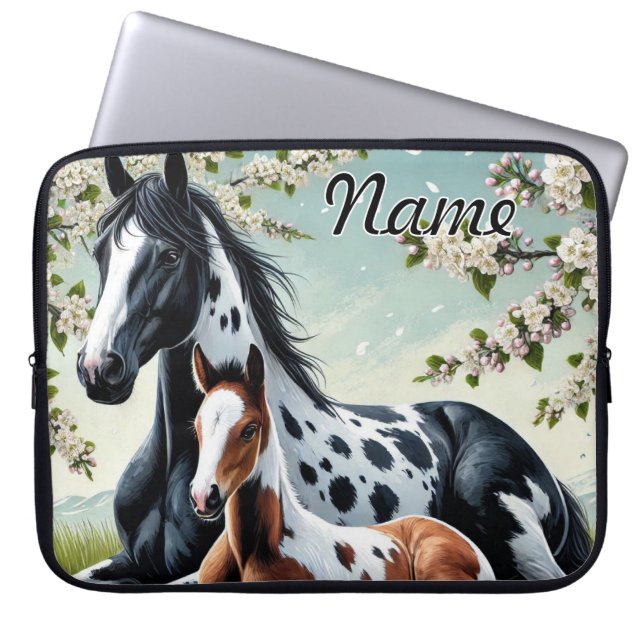 Funda Para Portátil Caballo y fierro descansando en medio de árboles f (Frente)