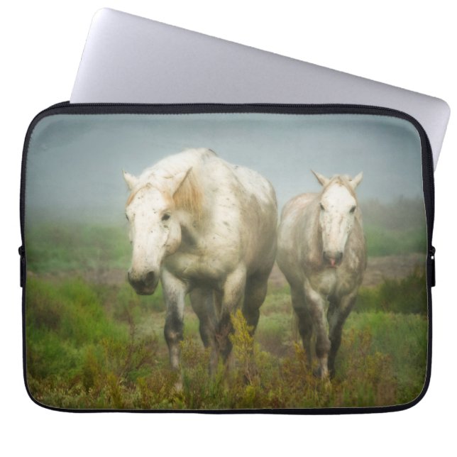 Funda Para Portátil Caballos blancos de Camargue en campo (Frente)