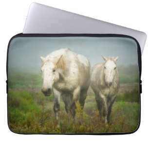 Funda Para Portátil Caballos blancos en campo