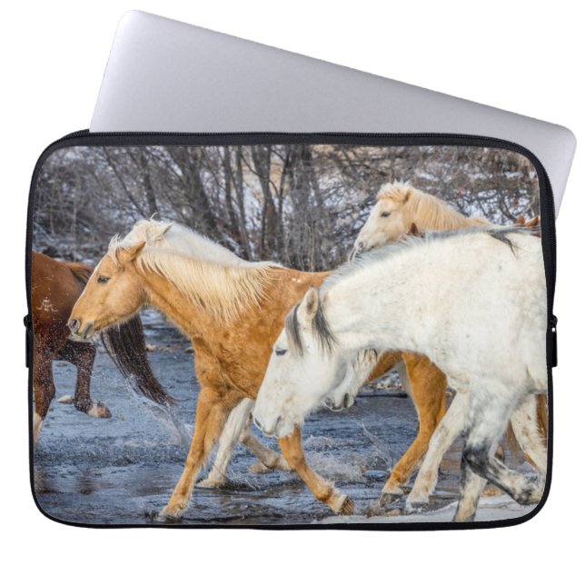 Funda Para Portátil Caballos cruzando la corriente (Frente)