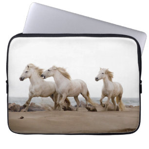 Funda Para Portátil Caballos de Camargue corriendo en la playa