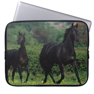 Funda Para Portátil Caballos excelentes en campo de flor