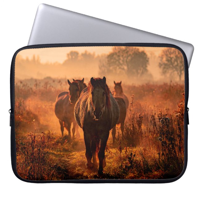 Funda Para Portátil caballos konik salvajes que vinieron corriendo hac (Frente)