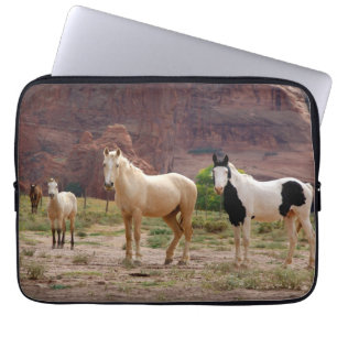 Funda Para Portátil Caballos Navajo corren libres en el suelo del cañó
