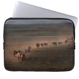 Funda Para Portátil Caballos salvajes caminando hacia el desierto