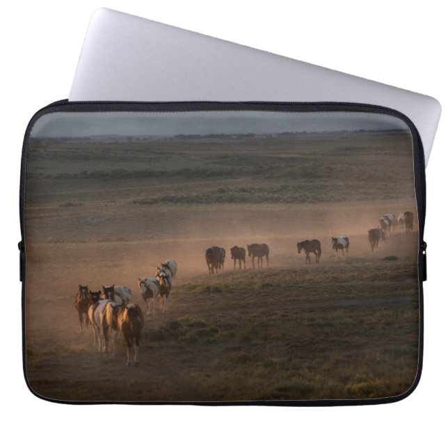 Funda Para Portátil Caballos salvajes caminando hacia el desierto (Frente)