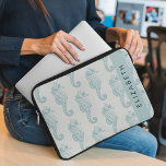 Funda Para Portátil Caballos tropicales de mar, patrón de caballito de<br><div class="desc">Caballos de mar elegantes y sofisticados de color azul sobre fondo gris. Un regalo moderno y de moda,  perfecto para los amantes del mar en su vida. Personalice agregando su nombre,  apodo,  monograma o iniciales.</div>