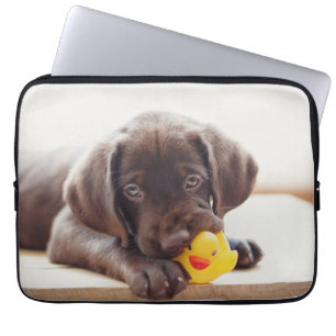 Funda Para Portátil Cachorro de chocolate con pato de juguete