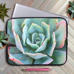 Funda Para Portátil Cactus Rosa Verde Suculento Foto Audaz Elegante<br><div class="desc">Sueño con los días soleados y un jardín de verano cuando utilice esta hermosa manga de neopreno con foto de cactus con punta rosa, verde menta y floreciente. Esta funda portátil tiene tres tamaños: 15", 13" y 10". Hace un gran regalo para alguien especial! Usted puede personalizar fácilmente esta funda...</div>